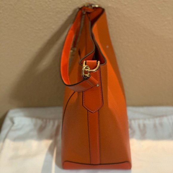 Michael Kors Hayes Large Bucket Shoulder Bag - Picture 4 of 7